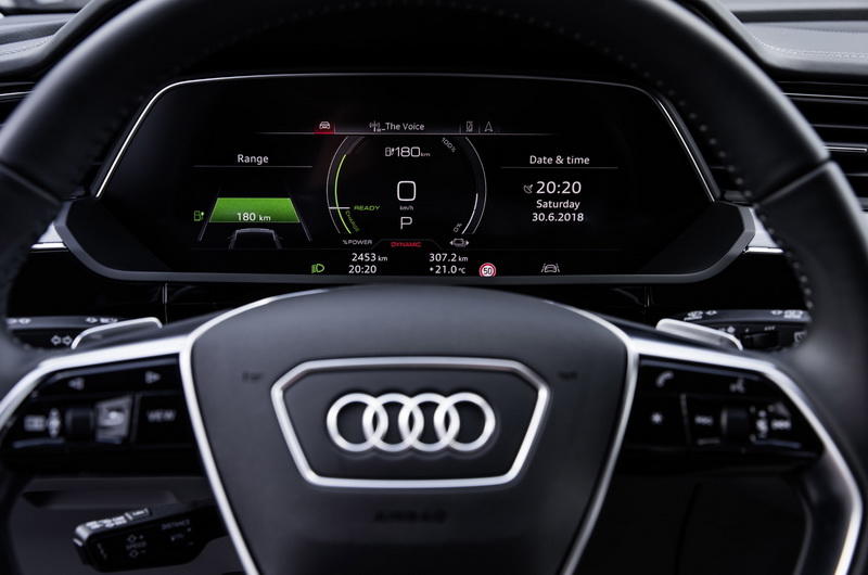 Новый электрокроссовер Audi: официальные фото интерьера