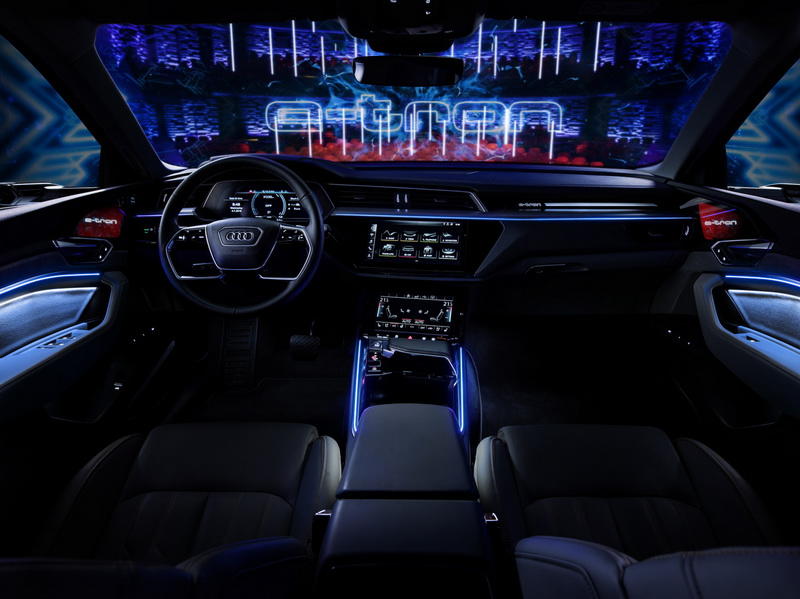 Новый электрокроссовер Audi: официальные фото интерьера
