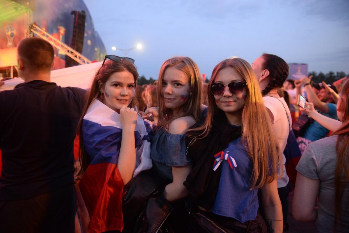 Самые красивые болельщицы матча Россия — Хорватия