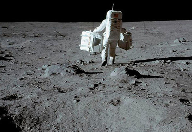 NASA показала неуклюжие падения астронавтов на Луне