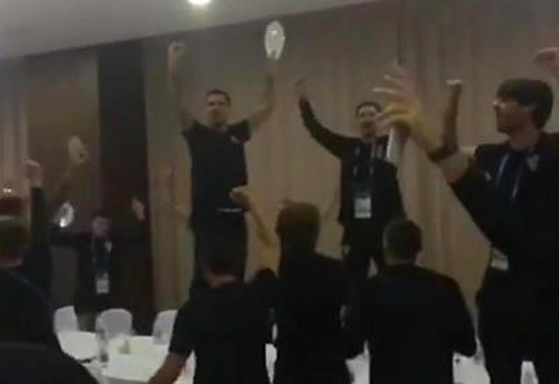 Хорватские футболисты отметили выход в финал пивом и танцами на столе