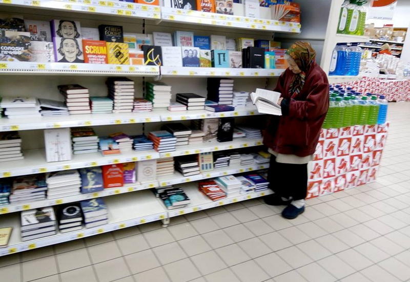 В супермаркет 15 лет приходит одинокая бабушка, чтобы почитать книги