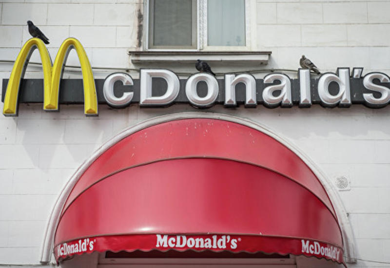 В Риге Mercedes протаранил кассу McDonald's