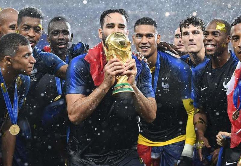 Мона Лиза надела футболку сборной Франции в честь победы на ЧМ-2018