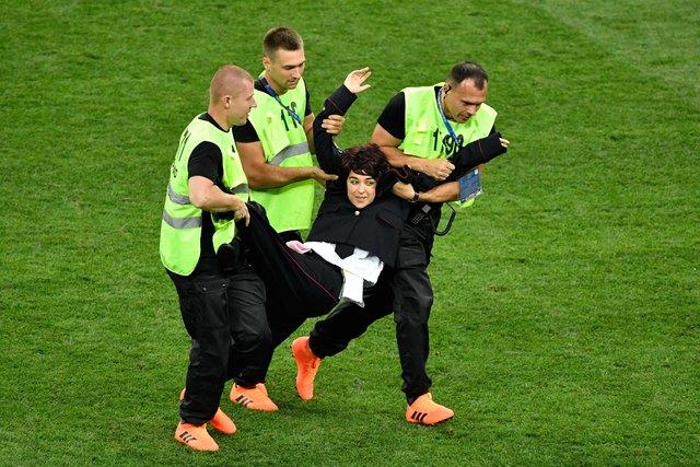 Болельщики выбежали на поле во время матча Франция-Хорватия