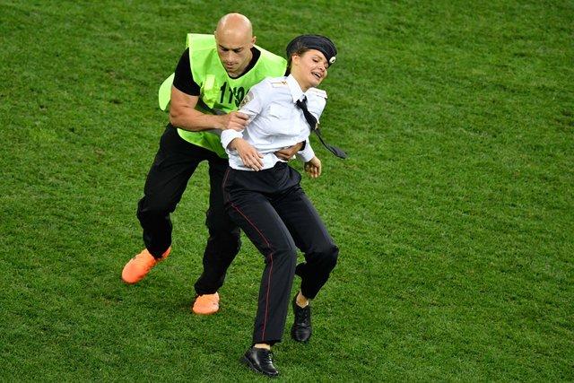 Болельщики выбежали на поле во время матча Франция-Хорватия