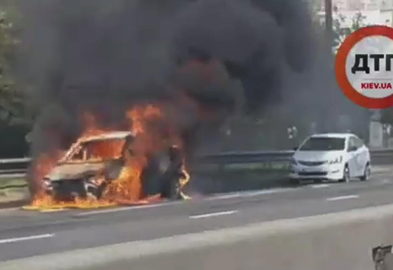 В Киеве среди трассы загорелось авто