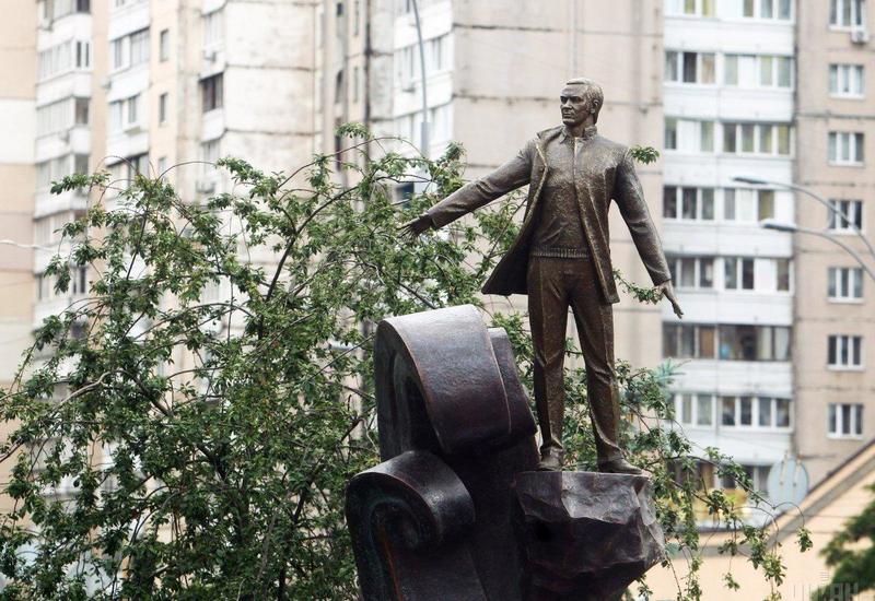 В Киеве открыли сквер и памятник Муслиму Магомаеву
