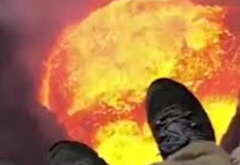 Пилот вертолета завис над вулканом и заглянул в самое жерло <span class="color_red">- ВИДЕО</span>