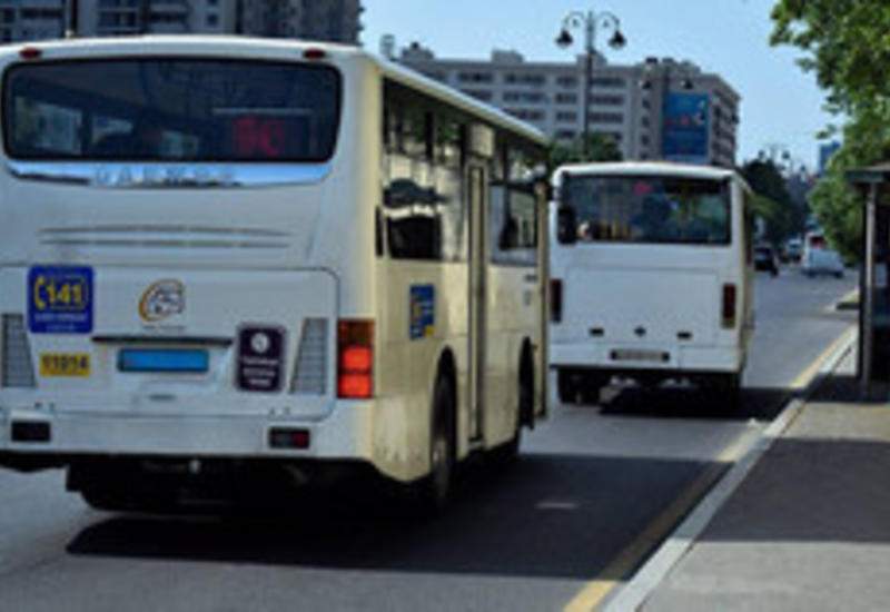 В Баку автомобиль посольства столкнулся с автобусом