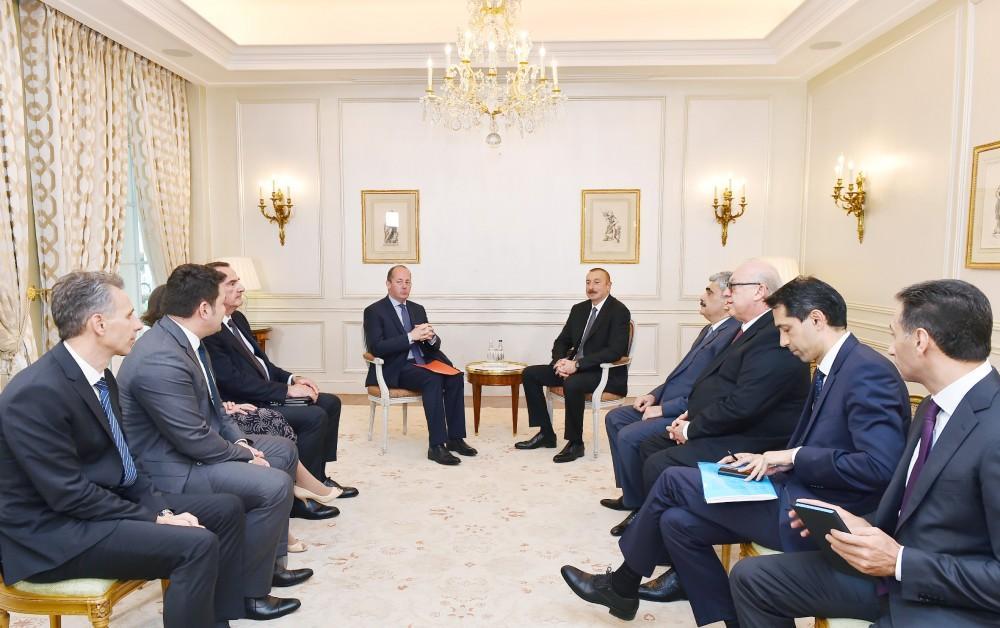 Президент Ильхам Алиев встретился в Париже с вице-президентом компании 