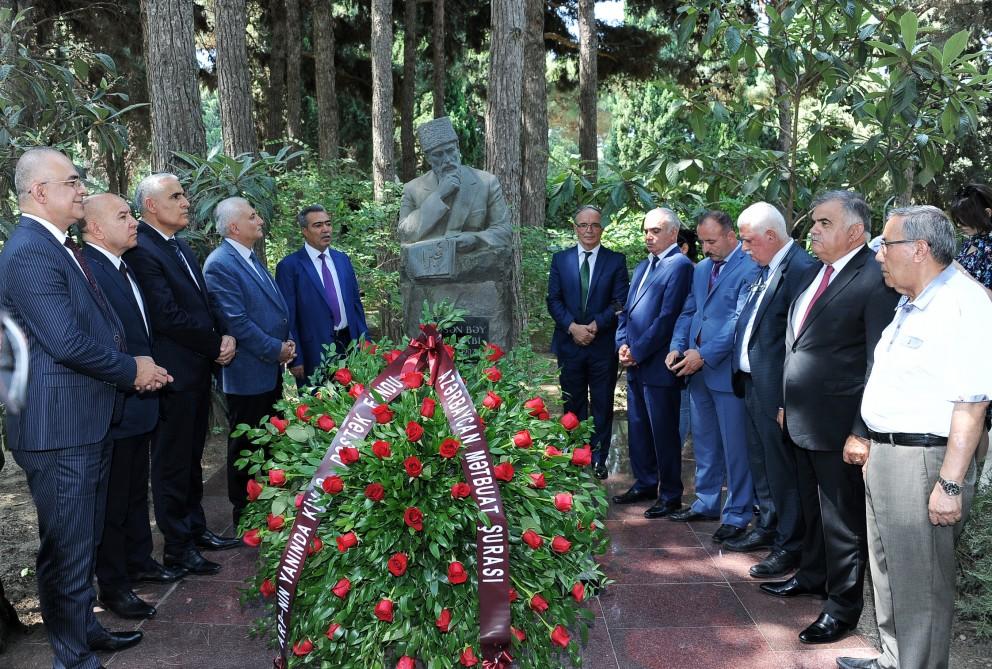 Представители азербайджанской печати посетили в Аллее почетного захоронения могилу Общенационального лидера Гейдара Алиева