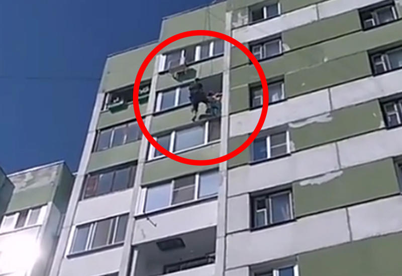 В Петербурге рабочий спас повисшую на балконе девочку <span class="color_red">- ВИДЕО</span>