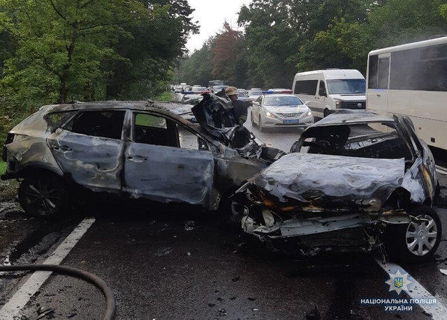 В Киеве в результате ДТП с тремя автомобилями заживо сгорела целая семья