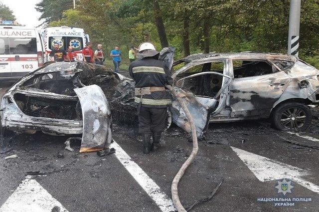 В Киеве в результате ДТП с тремя автомобилями заживо сгорела целая семья