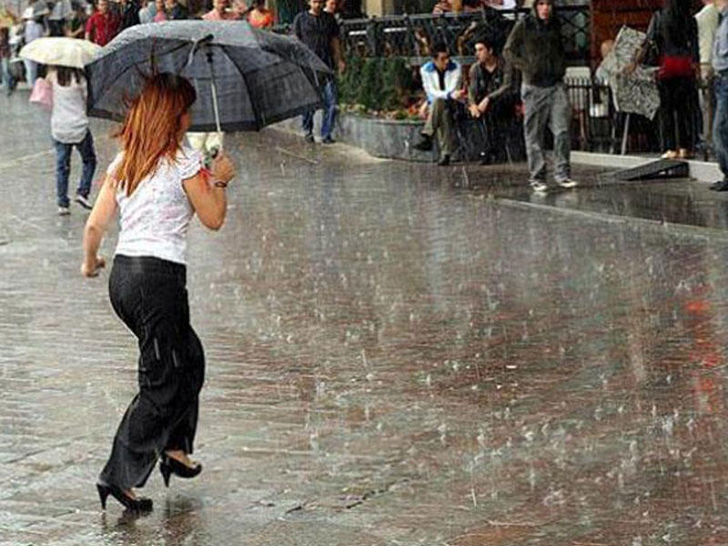 Она сильно течет. Сильный дождь. Дождь в Стамбуле. Дожди в Грузии. Сильный дождь в Стамбуле.