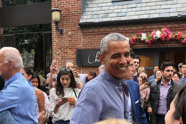 Барак Обама и Джо Байден неожиданно зашли в пекарню на обед и сделали селфи