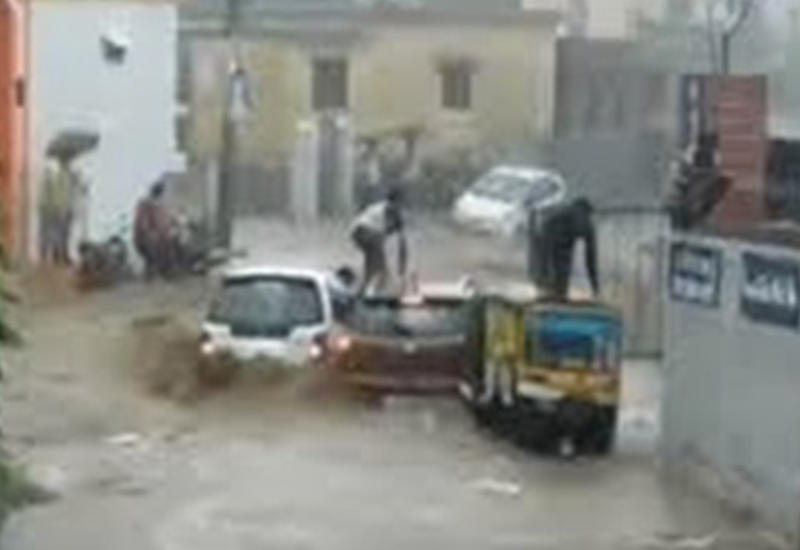 Мужчины чудом успели выбраться из машин до того, как их снесло потоком воды
