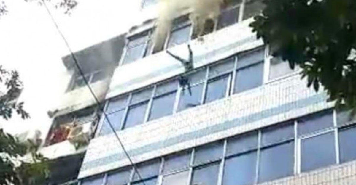Прохожие поймали двух детей, выброшенных с пятого этажа горящего дома