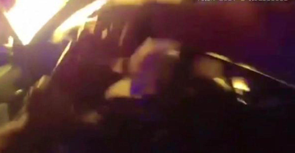 В США полицейские спасли пассажира из горящей машины