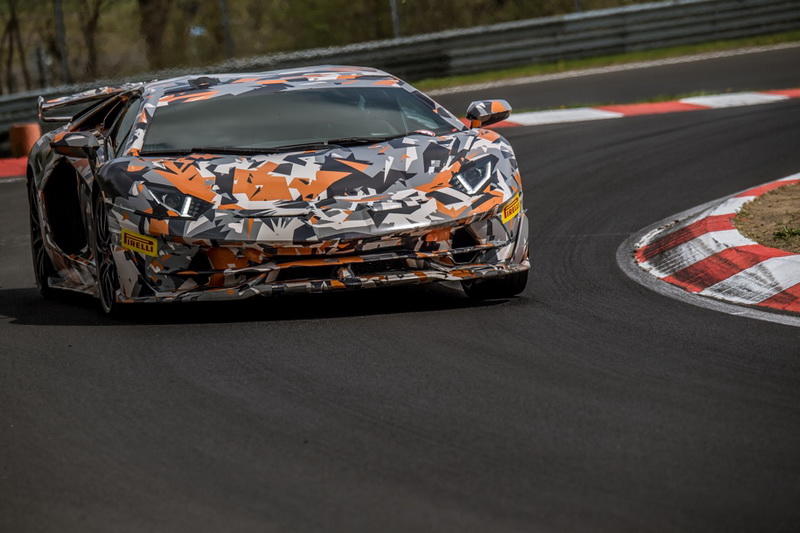 Lamborghini Aventador SVJ во время рекордного заезда на Нюрбургринге.