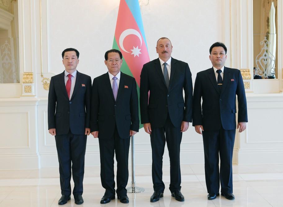 Президент Ильхам Алиев принял верительные грамоты послов Бахрейна, Шри-Ланки и КНДР