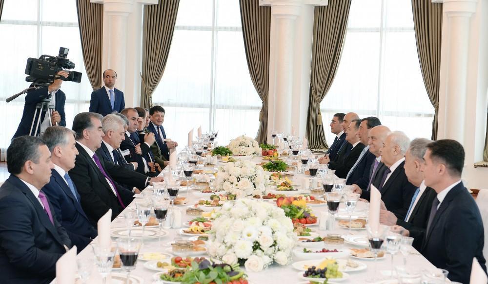 Состоялся совместный рабочий обед спикера парламента Азербайджана и Президента Таджикистана