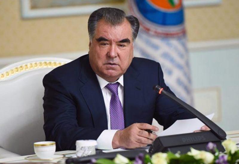 Президент Таджикистана посетил могилу общенационального лидера Гейдара Алиева