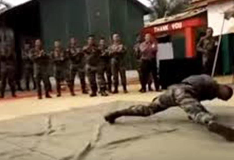 Танцующий солдат прославился в интернете