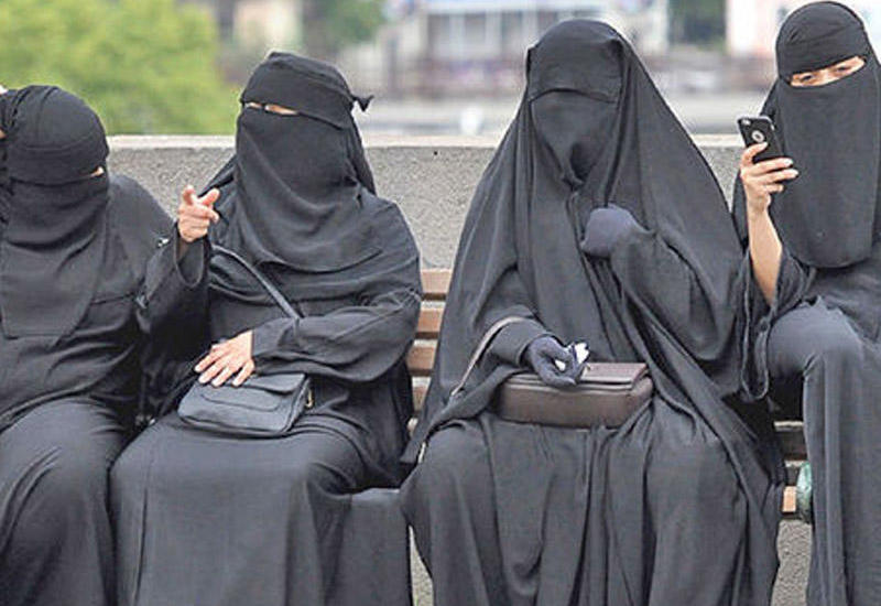 Burka və niqab qalmaqalı: dinlə zarafat etmək olarmı?