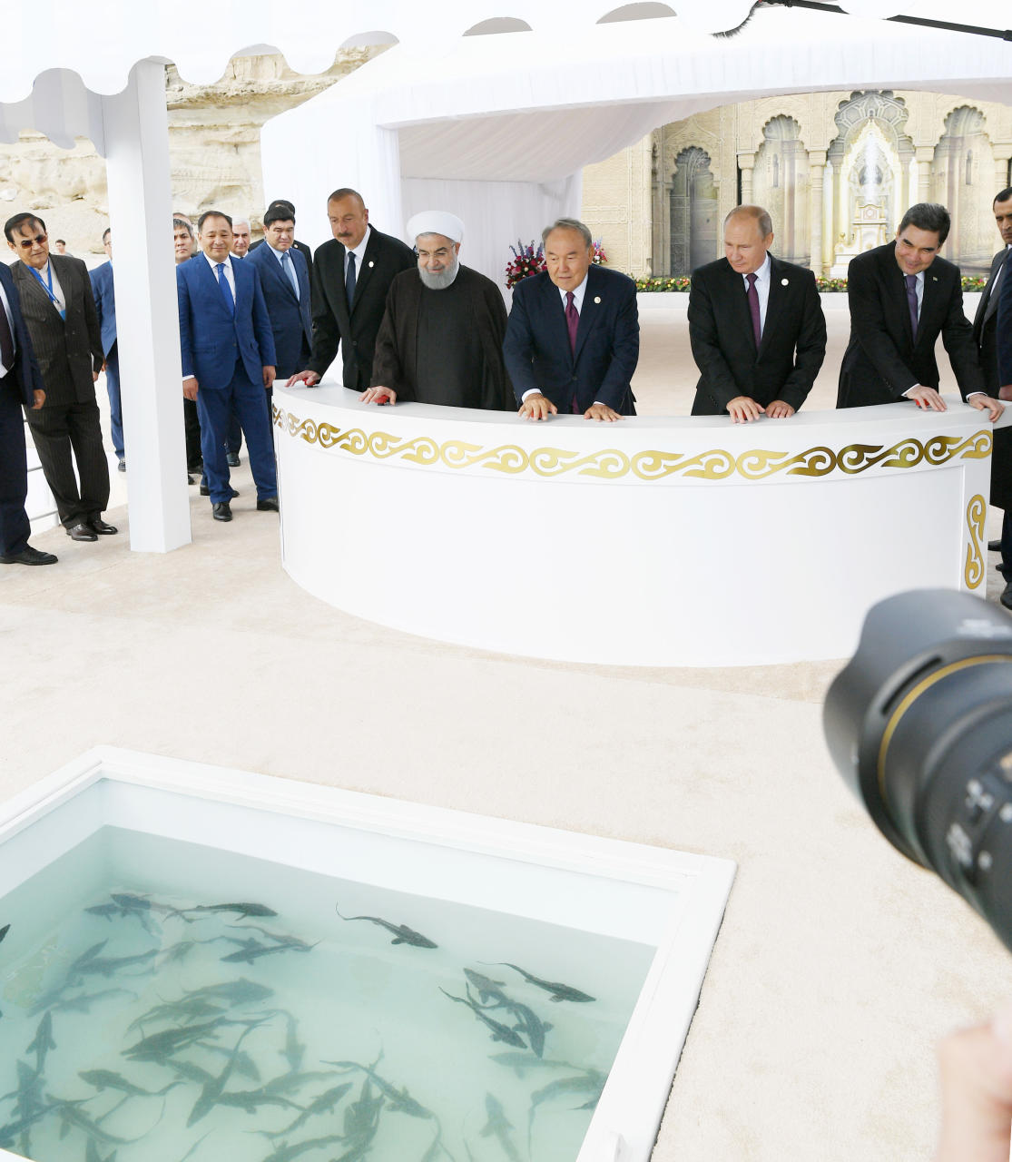 Главы государств в Актау приняли участие в церемонии выпуска молоди осетра в Каспийское море
