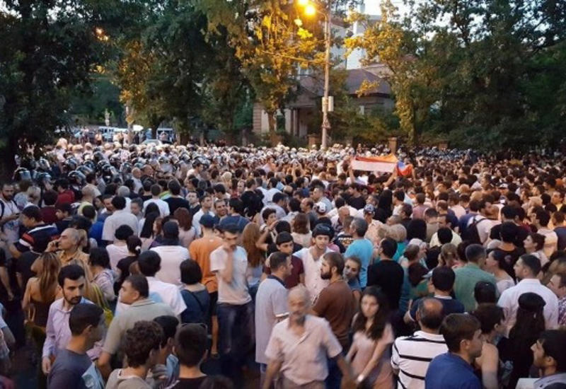 В Армении протестующие потребовали обжаловать освобождение Кочаряна