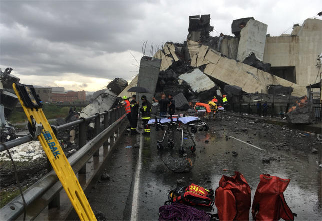 Число жертв обрушения моста в Генуе растет