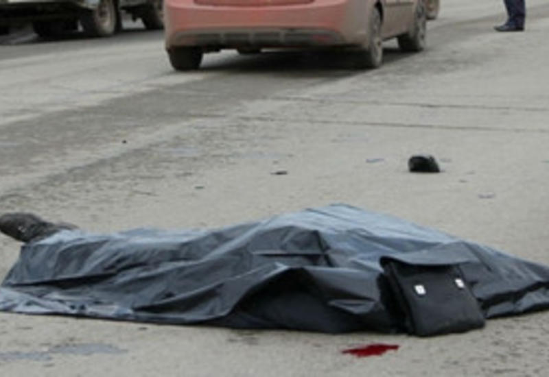 Трагедия в Баку: автомобиль сбил у обочины дороги трех человек, есть погибший