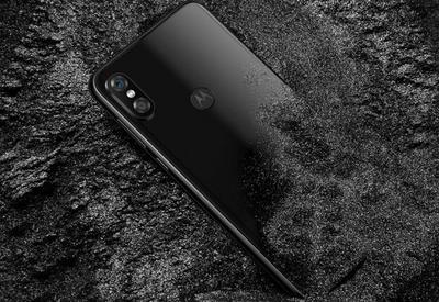 Motorola выпустила дешевую копию iPhone X