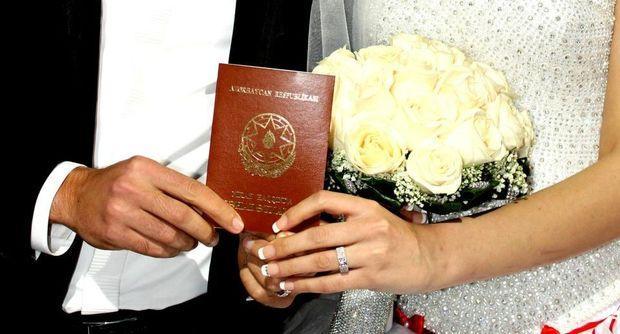 В Азербайджане хотят ввести запрет на вступление в брак лиц, не достигших 18 лет