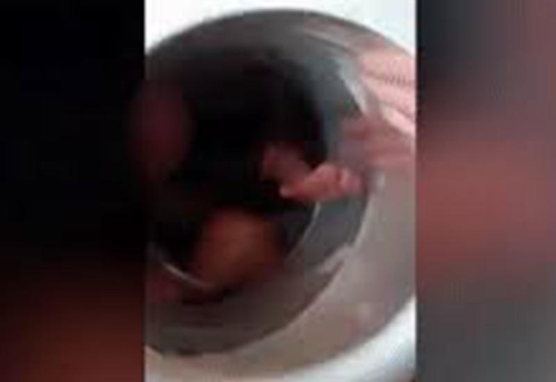 В Польше подросток-няня запер малыша в стиральной машине