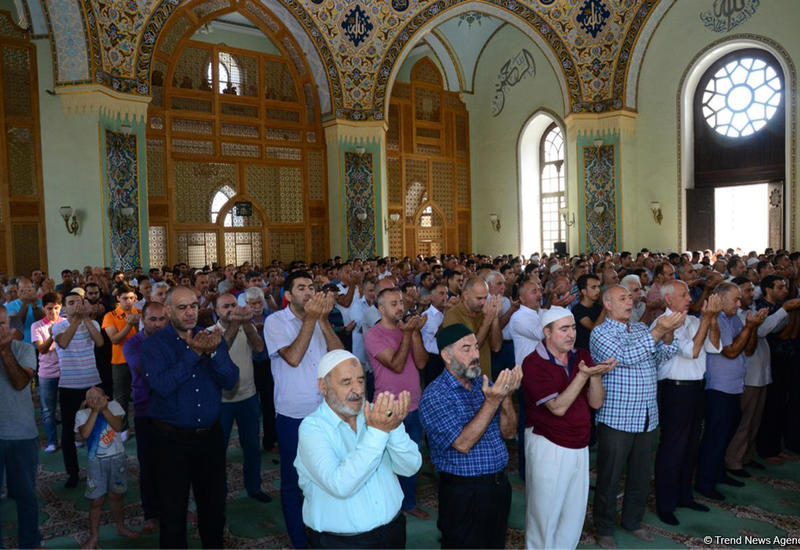 Во всех мечетях Азербайджана совершен праздничный намаз в связи с праздником Гурбан