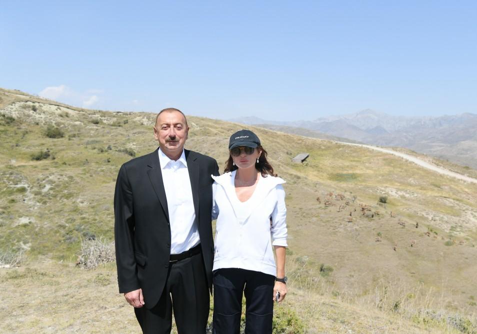 Президент Ильхам Алиев и Первая леди Мехрибан Алиева побывали в Шамахинском сафари-парке
