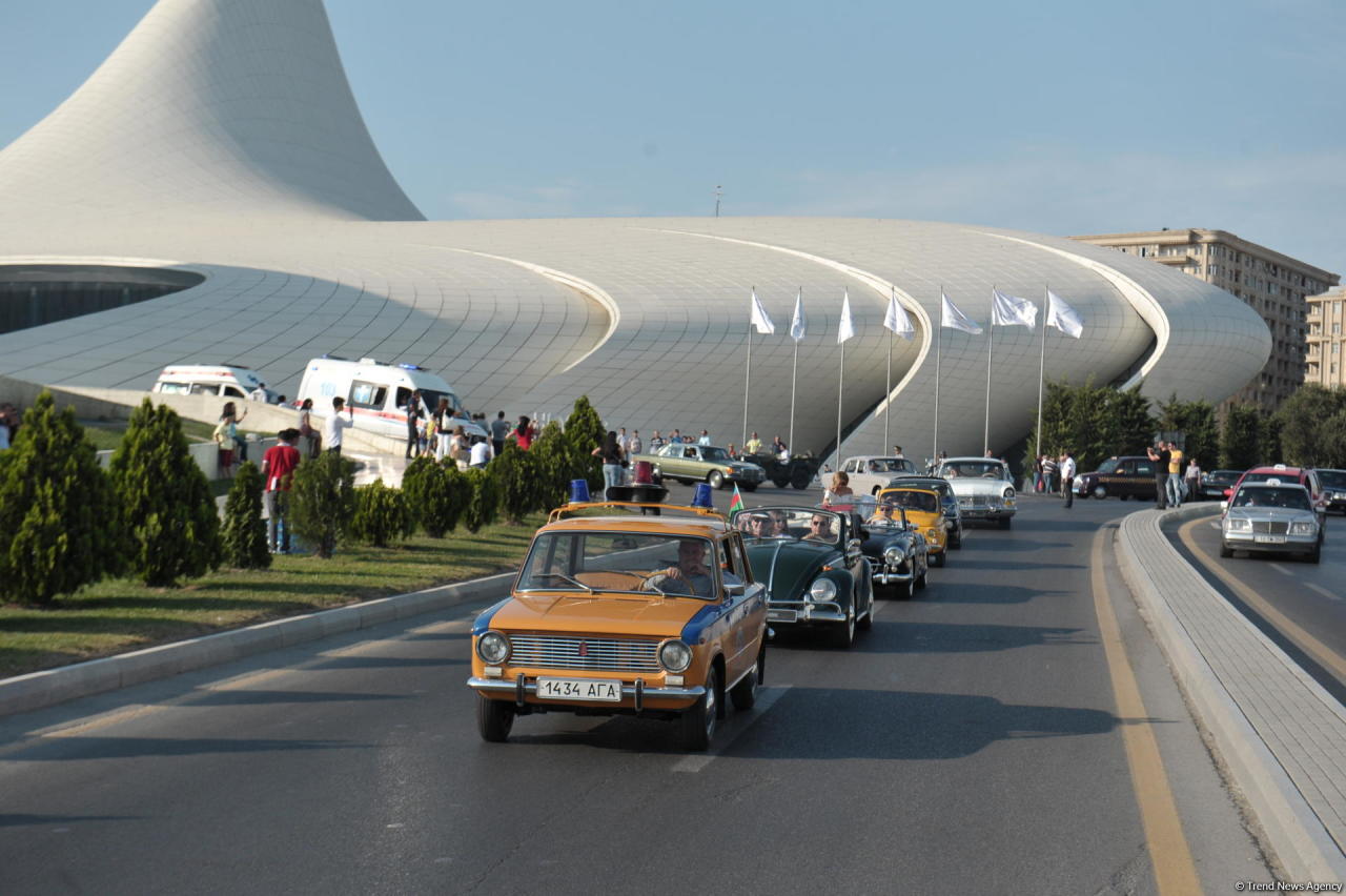 От парка Центра Гейдара Алиева по улицам Баку прошел традиционный пробег классических автомобилей
