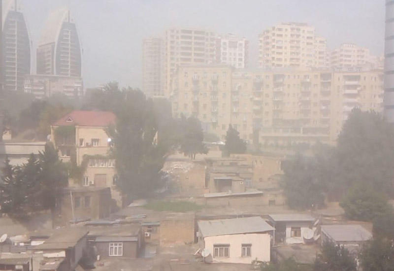 В Баку наблюдался пылевой туман