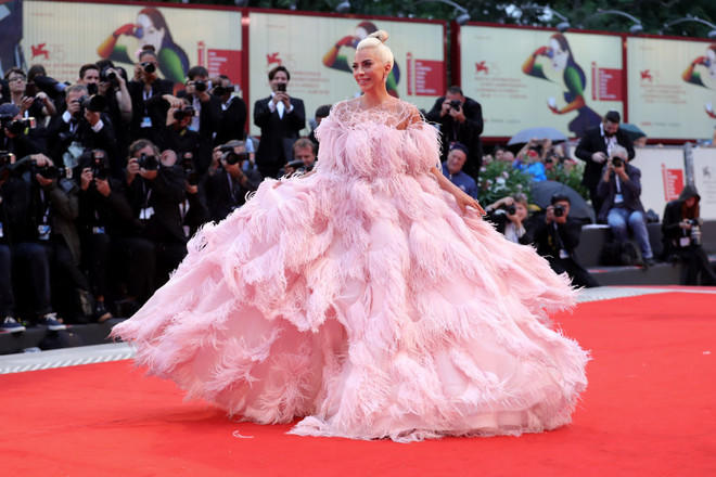 Леди Гага не перестает удивлять великолепными образами в Венеции