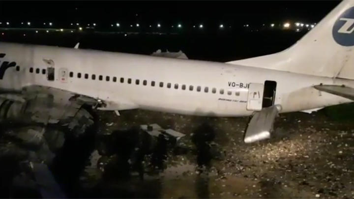 В Сочи после посадки загорелся пассажирский лайнер, 18 пострадавших