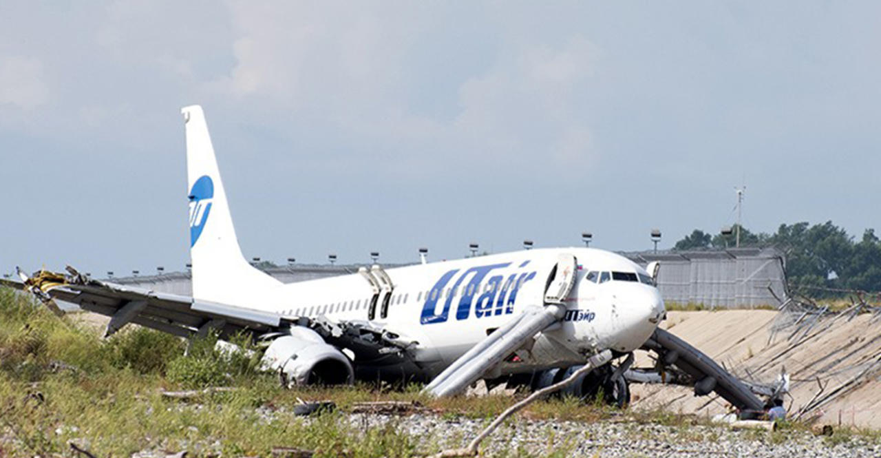 Utair аэропорт. ЮТЭЙР крушение Боинг 737. Самолёт Боинг 737 ЮТЭЙР крушение. Самолёт Боинг 737 ЮТЭЙР крушние.