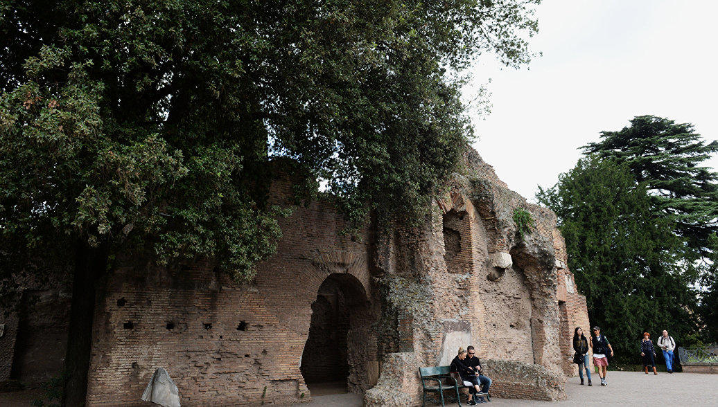 В Риме произошел спонтанный обвал части стен Римского Форума