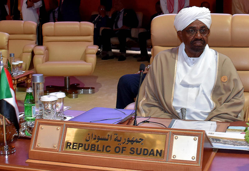 Президент Судана распустил правительство страны