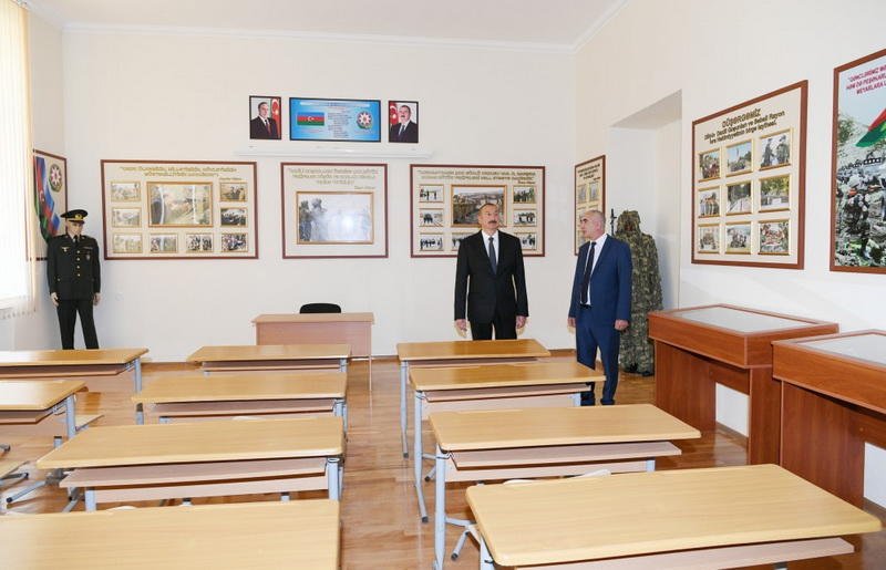 Президент Ильхам Алиев ознакомился с условиями, созданными в гуманитарно-техническом лицее №2 в Баку после капремонта