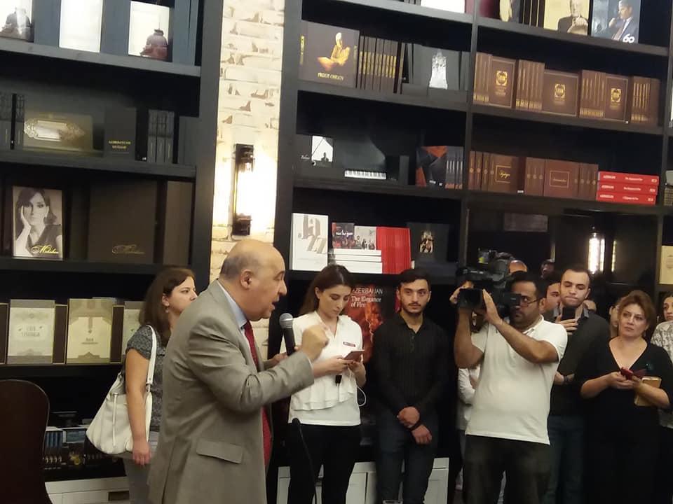 В Бакинском книжном центре прошла встреча с Чингизом Абдуллаевым