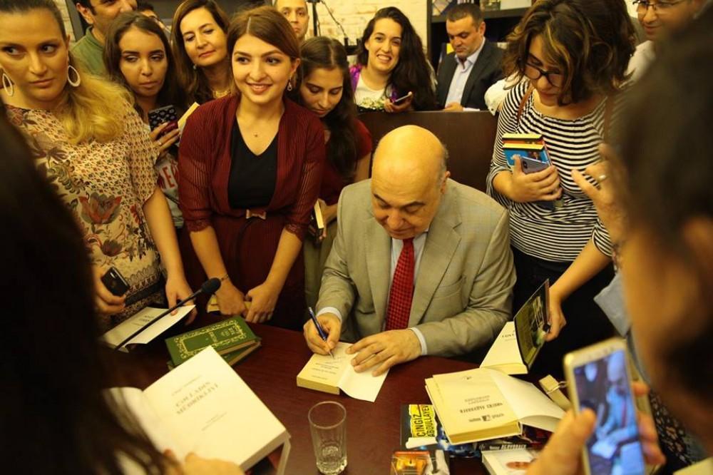 В Бакинском книжном центре прошла встреча с Чингизом Абдуллаевым