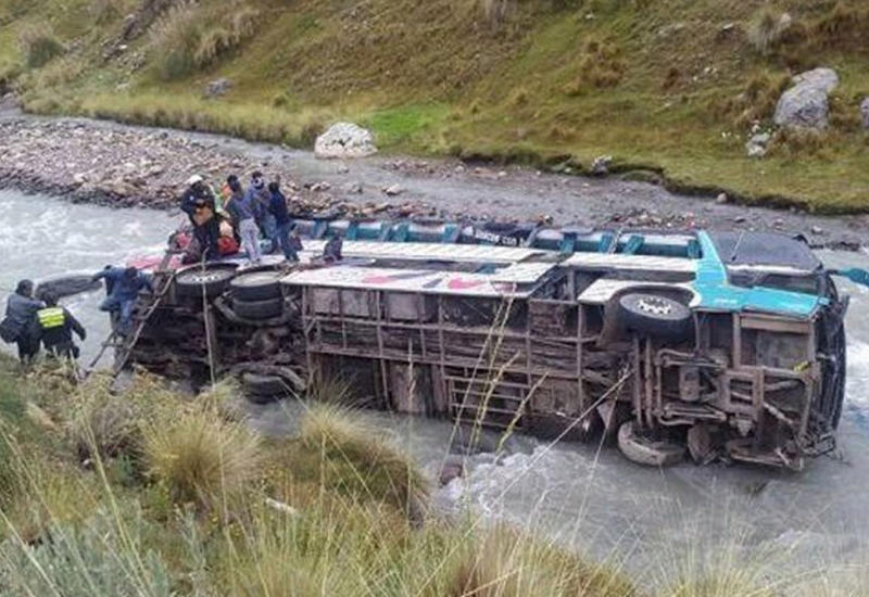 В Перу автобус с туристами упал в реку